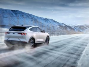 Ford Mustang Mach-E blanco nacarado en la nieve trasera
