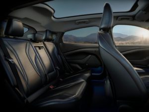 Ford Mustang Mach-E espacio asientos traseros techo panoramico
