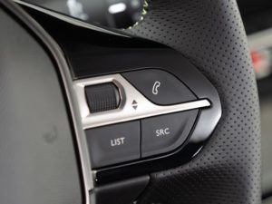 Peugeot 208 2019 botones en el volante