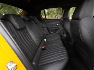 Peugeot 208 2019 espacio asientos traseros