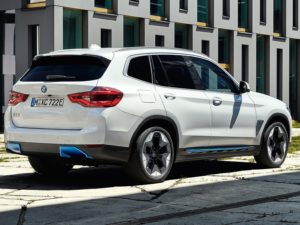 BMW iX3 2020 parte trasera y de lado
