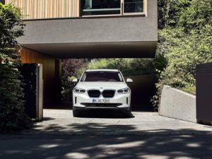 Frontal BMW iX3 2020 en casa