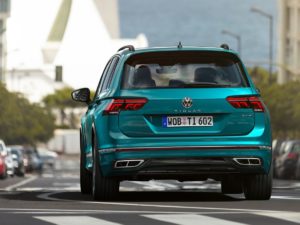 Volkswagen Tiguan 2021 parte trasera verde