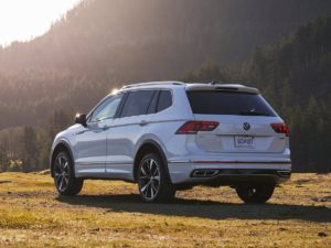 Volkswagen Tiguan 2021 por detras fondo de pantalla