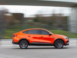 Renault Arkana 2021 vista lateral color naranja