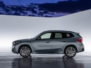 BMW X1 2023 vista lateral color gris