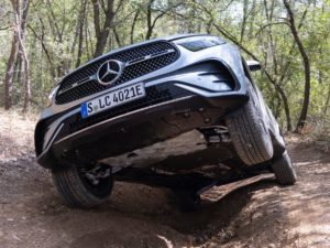 Mercedes GLC 2023 4×4 allroad paso de rueda en la montaña