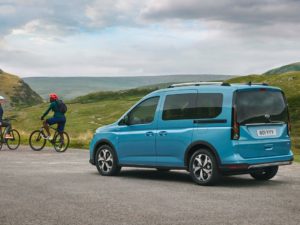 Ford Tourneo Connect 2022 offroad en la montana