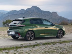 Peugeot 308 2022 vista lateral de color verde gt line