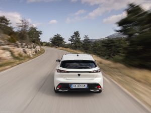 Peugeot 308 2022 vista trasera por detras electrico