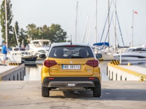 Suzuki Vitara 2020 vista trasera por detras color amarillo