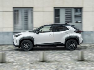 Toyota Yaris Cross 2021 blanco y negro vista lateral de lado