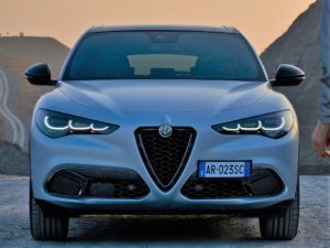 Alfa Romeo Stelvio 2023 vista frontal por delante