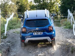 Dacia Duster 2022 vista trasera por detras offroad